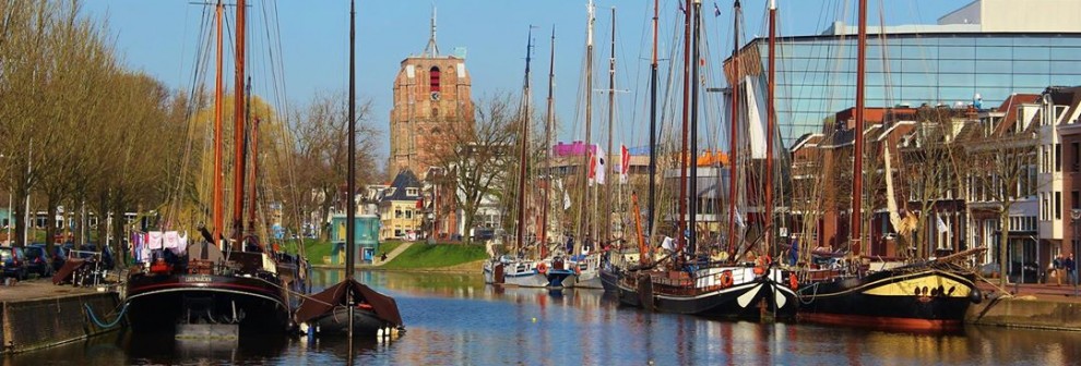 Schepen aan de kade in Leeuwarden met de Oldehove op de achtergrond